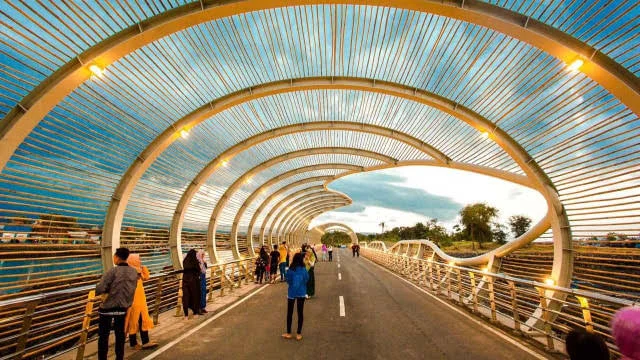 Peserta sedang menikmati sunset di jembatan Pantai boom Marina yang ikonik setelah melakukan aktifitas outing kantor.