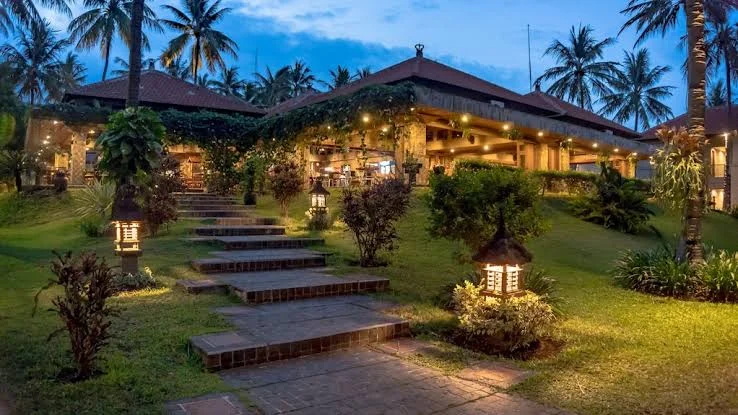 Area resort hotel dengan kolam renang dan taman yang luas.