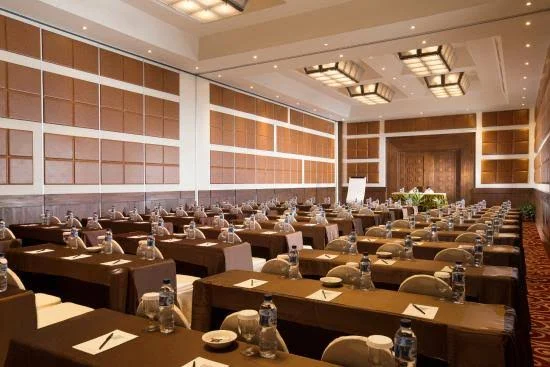 Ruangan meeting hotel keteoang indah cocok untuk acara gathering kantor indoor