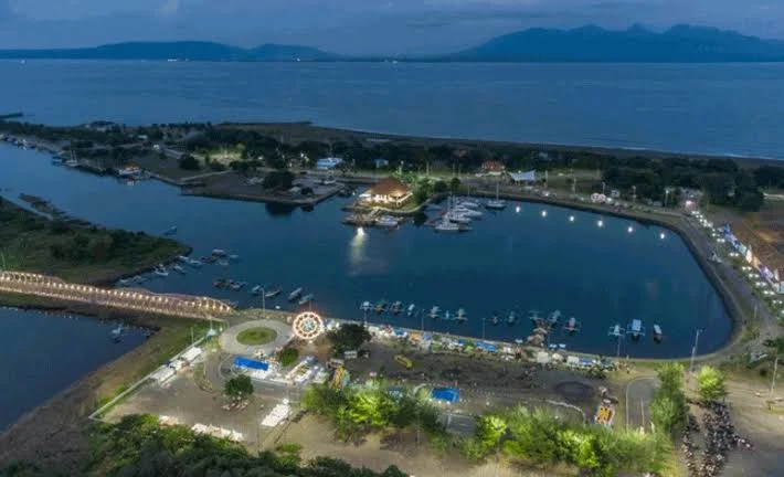 Tampak atas Pantai boom marina lokasi populer untuk melakukan aktifitas outbound di Banyuwangi.