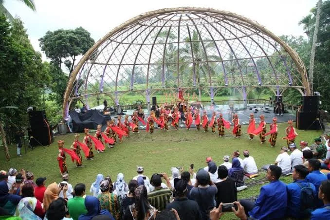 Panggung terbuka di Taman Gandrung Terakota, lokasi ideal untuk acara budaya dan gathering