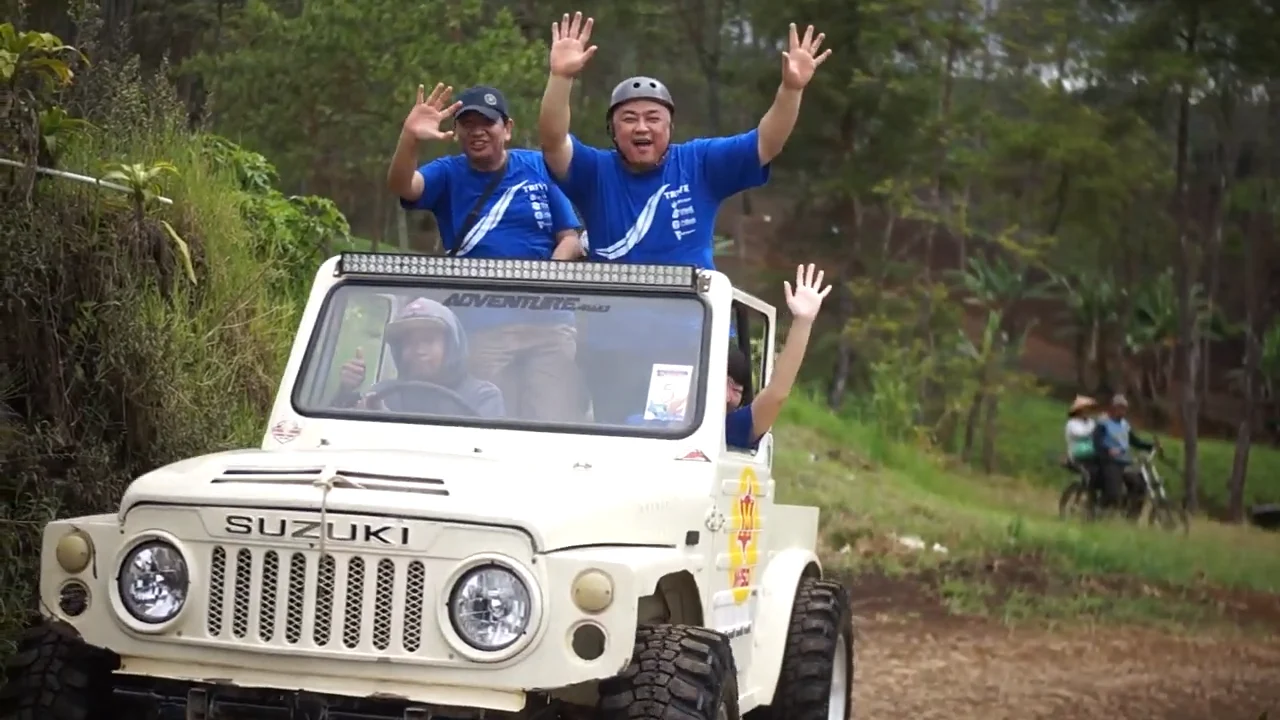 Rombongan peserta outbound menikmati petualangan memacu adrenalin menggunakan jeep offroad di jalur berlumpur Coban Talun