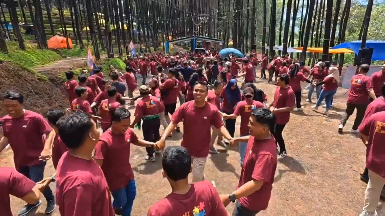 Peserta gathering kantor mengikuti aktivitas team building outbound di Trawas bersama instruktur First Outbound