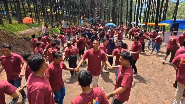 Peserta sedang melakukan game seru rangkaian dari program paket outbound team building batu malang dari first outbound