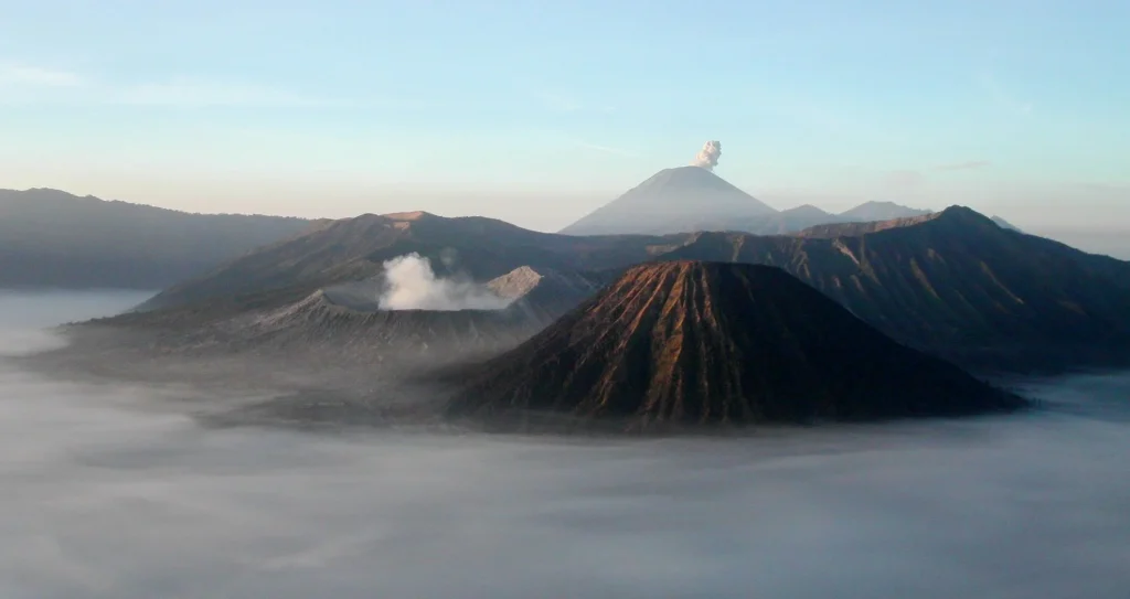Gunung Bromo adalah destinasi wisata alam terkenal di Jawa Timur yang menawarkan pemandangan alam