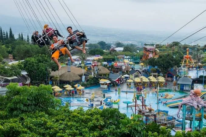 Kegiatan team building di Jambuluwuk Resort, salah satu tempat outbound Malang bintang lima.
