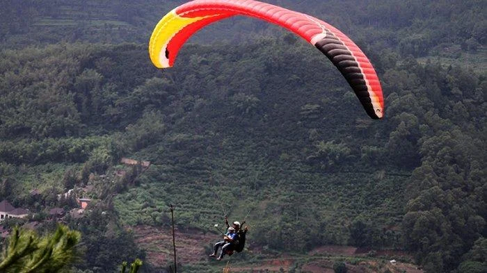 Paralayang Gunung Banyak adalah destinasi wisata petualangan di Batu