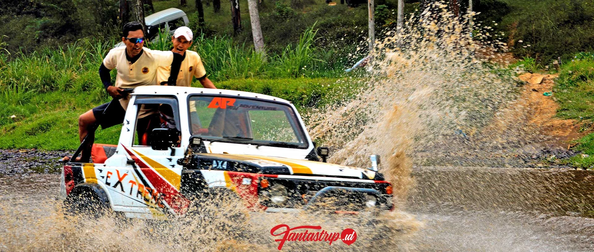 Konvoi offroad jeep willys dalam paket outbound Batu Malang untuk gathering eksekutif