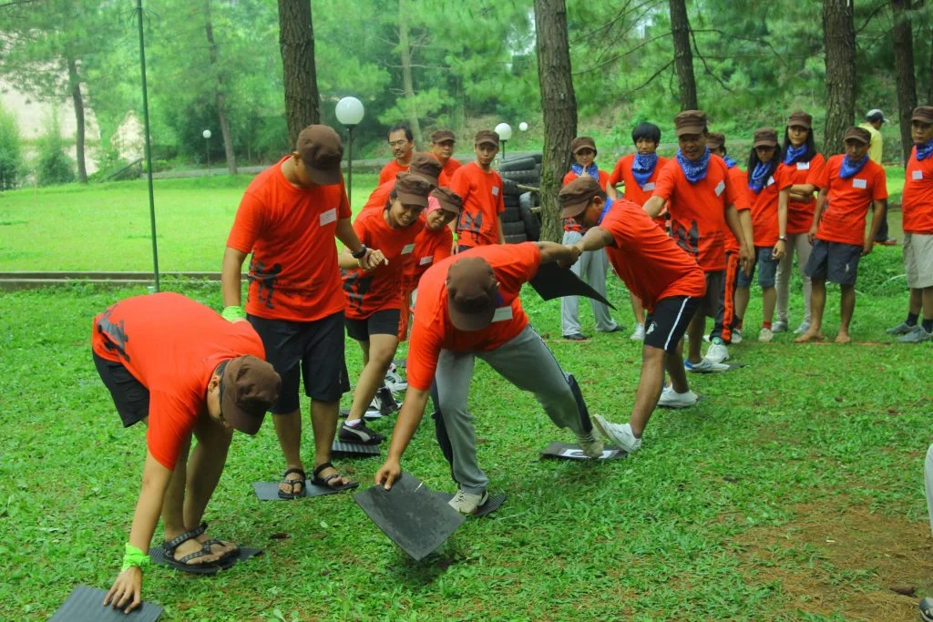 Karyawan unggulan mengikuti program Outbound Elite di alam terbuka bersama First Outbound