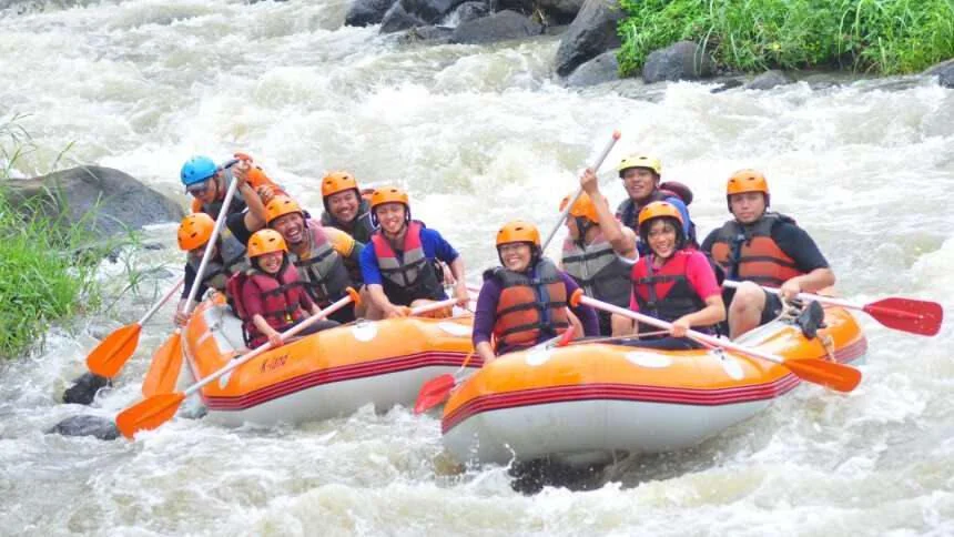 Kasembon Rafting menawarkan pengalaman arung jeram di Sungai Bayem