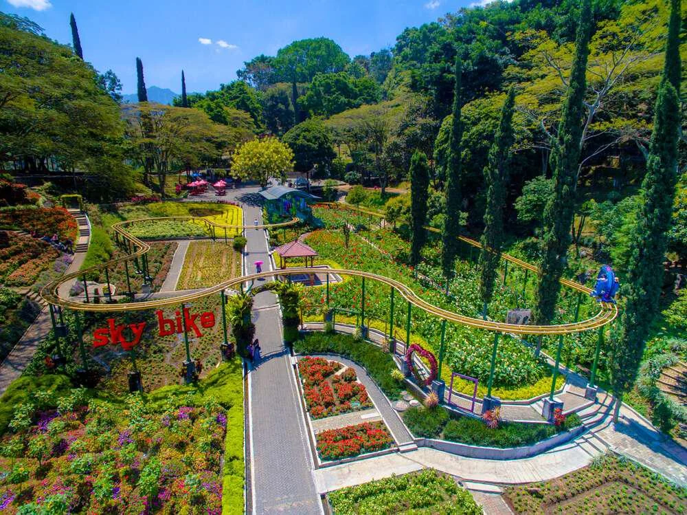 Taman Rekreasi Selecta adalah destinasi wisata legendaris di Kota Batu, Jawa Timur, yang menawarkan kombinasi antara keindahan alam pegunungan, taman bunga yang memukau, serta berbagai wahana seru untuk segala usia.