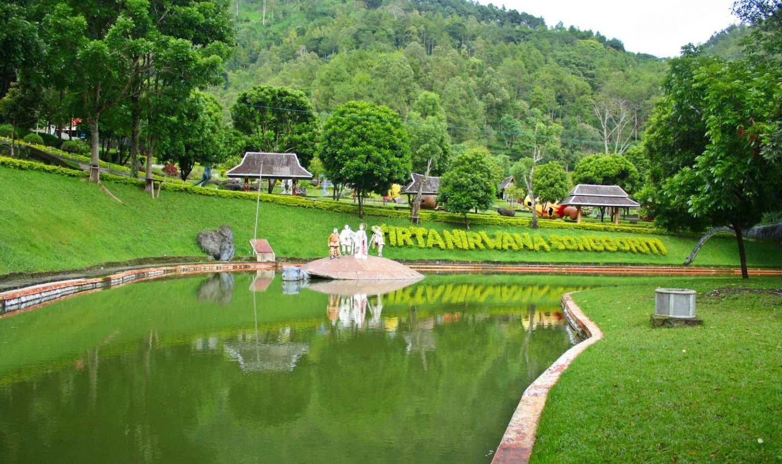 Tirta Nirwana Songgoriti merupakan taman wisata keluarga dengan udara sejuk dan fasilitas lengkap