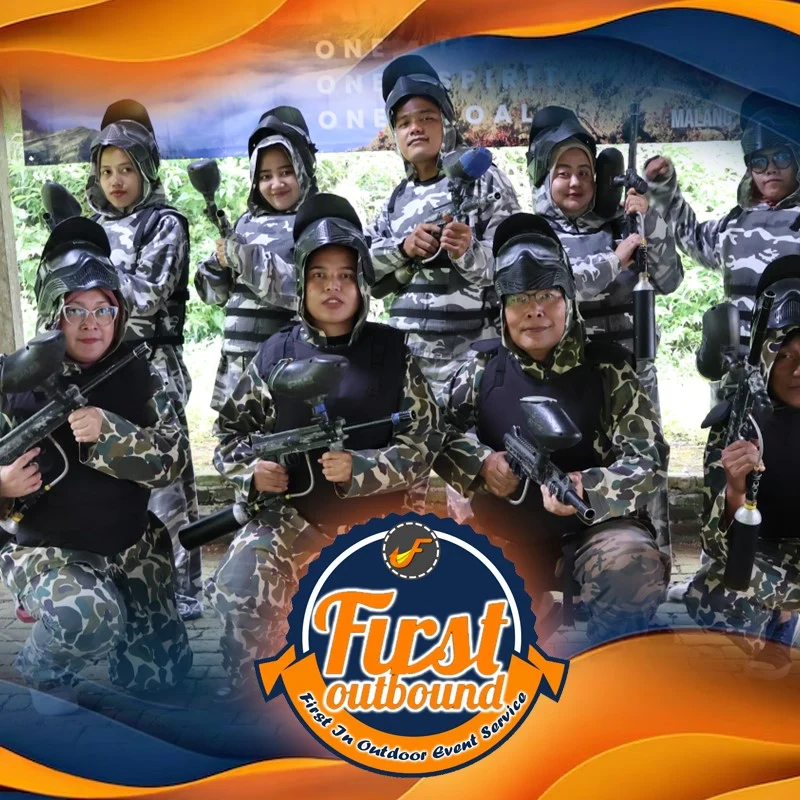 Peserta berpose setelah melakukan Paintball war