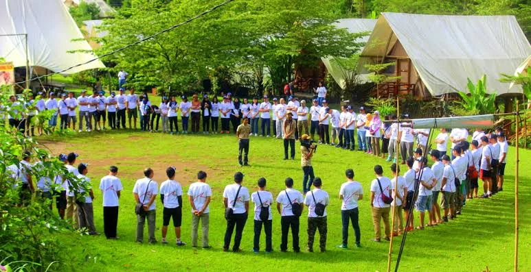 Peserta membentuk lingkaran dalam oekegitan paket outbound team building di songgon Banyuwangi