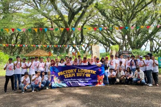 Foto bersama setelah selesai melakukan kegiatan outbound team building di songgon