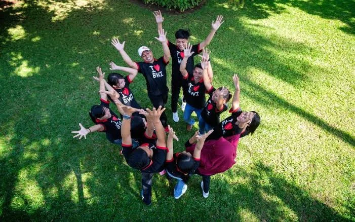 Foto tampak atas peserta outbound team building songgon sedang meneriakkan yel yel