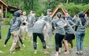 Permainan seru dalam rangkaian acara paket team building Songgon dari first outbound
