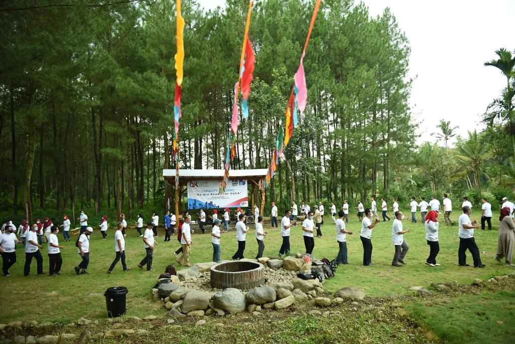 Peserta outbound meneriakkan yel yel di lapangan terbuka kali sawan adventure banyuwangi, kegiatan seru dalam rangkaian paket outbound Banyuwangi