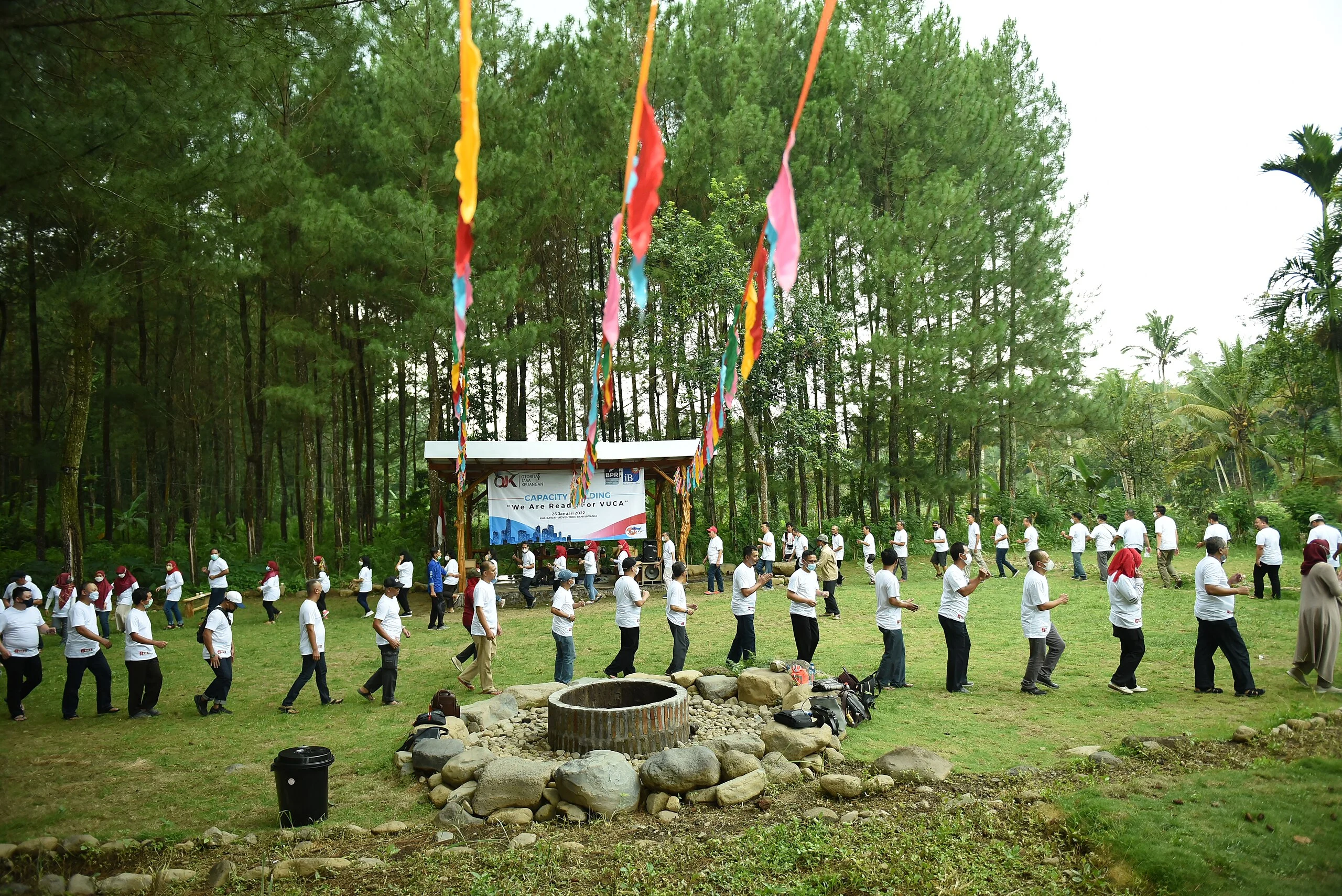 Peserta outbound meneriakkan yel yel di lapangan terbuka lali sawan adventure banyuwangi