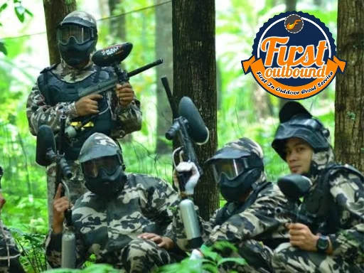 Aksi tim bermain paintball dalam paket outbound team building Songgon yang diselenggarakan oleh provider First Outbound