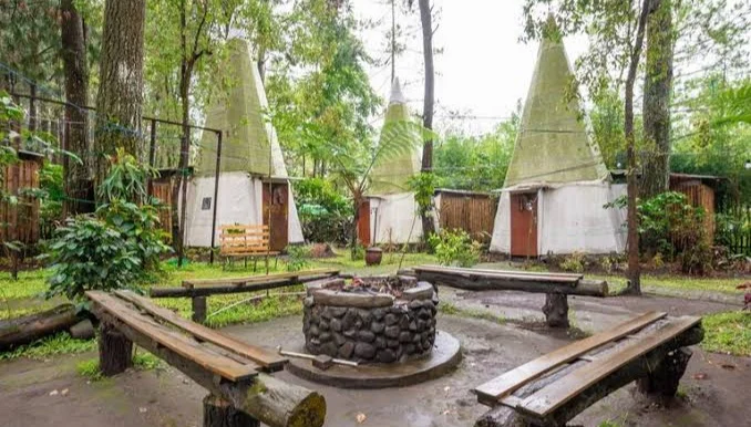 Suasana perkampungan Indian di Apache Camp, spot foto unik untuk kegiatan gathering di Coban Talun