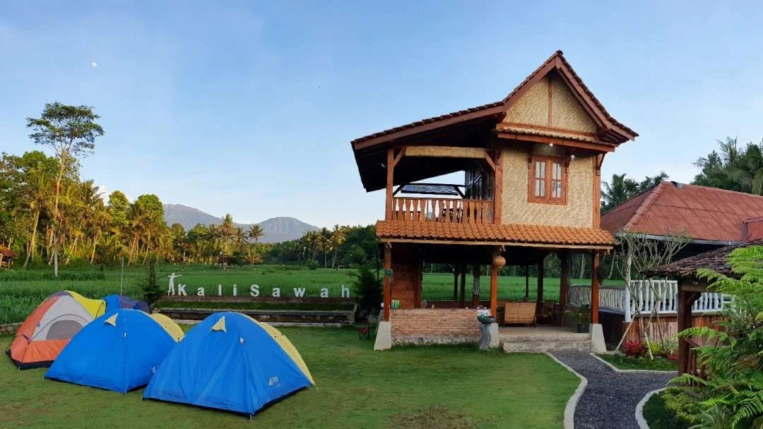 Jajaran tenda berderet di bumi perkemahan untuk camping dan outbound perusahaan