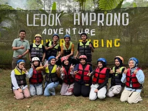 Foto perseta sedang persiapan untuk melakukan aktifitas river Tubing, rangkaian kegiatan dalam paket outbound