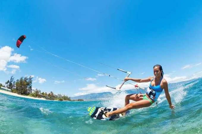 Aksi seorang kitesurfer meluncur di perairan Pulau Tabuhan Banyuwangi.