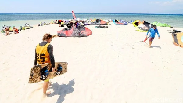 Suasana pantai pasir putih yang tenang dan bersih di Pulau Tabuhan.