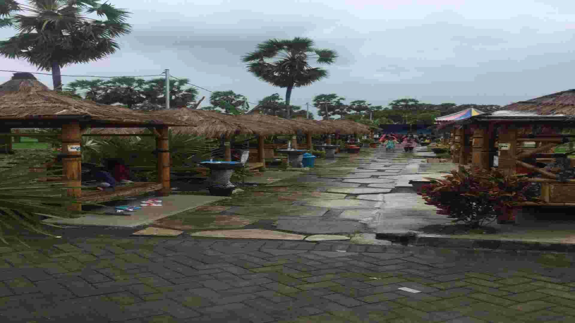 Area kuliner dan gazebo teduh di Lontar Sewu Gresik