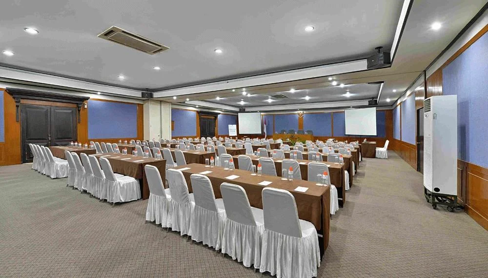 Ruang meeting luas untuk gathering trawas di Royal Hotel