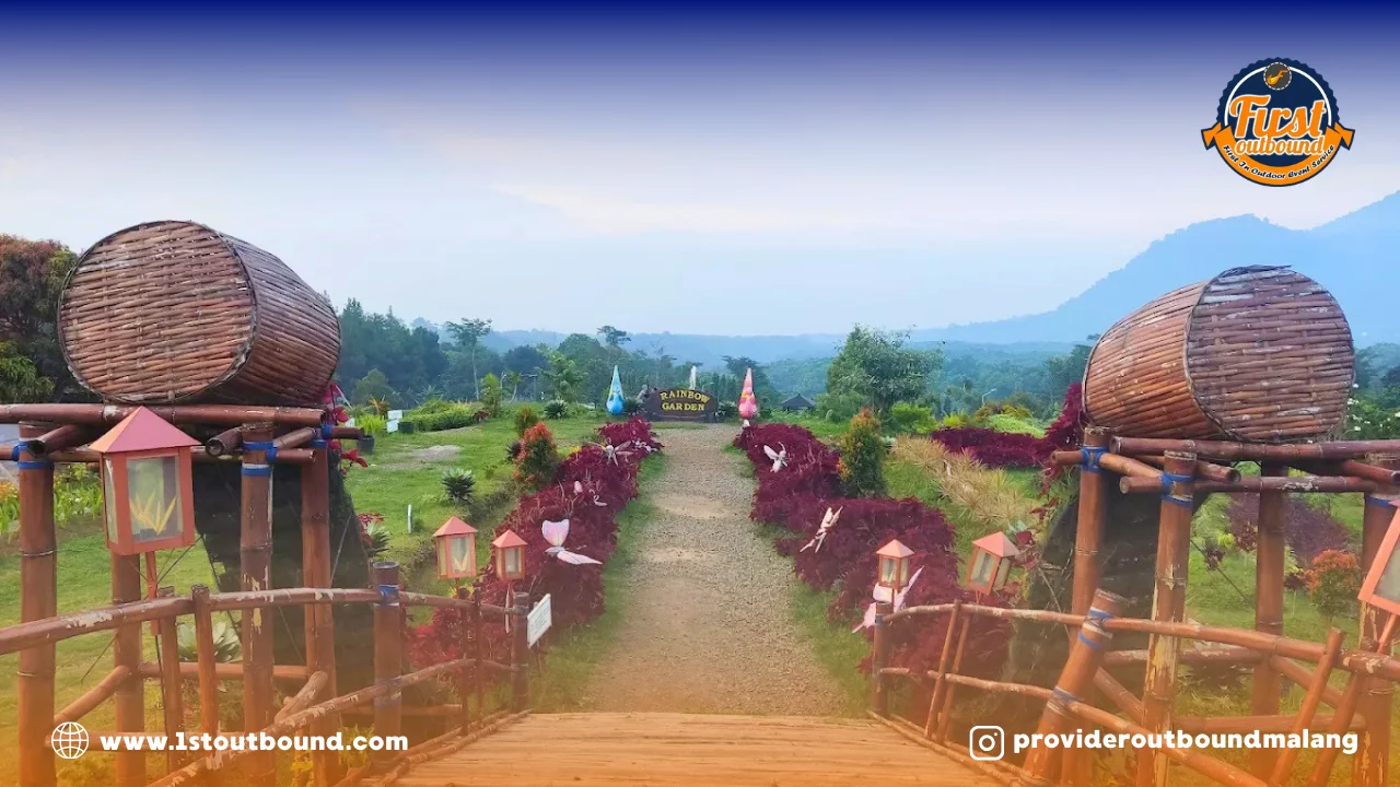 Gerbang masuk Alas Soeko Trawas yang asri dan alami