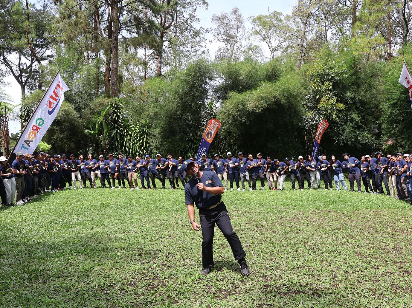Peserta melakukan kegiatan ice breaking dalam paket outbound Batu untuk employee gathering