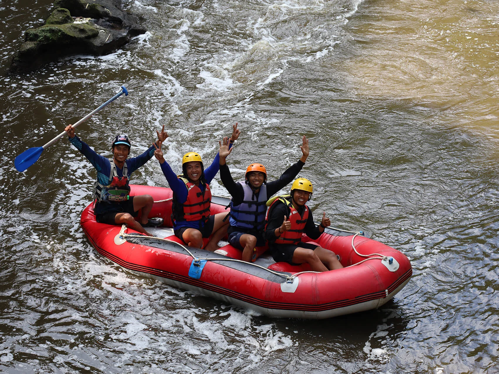 Peserta memacu adrenalin dengan rafting Kaliwatu dalam paket outbound adventure Batu