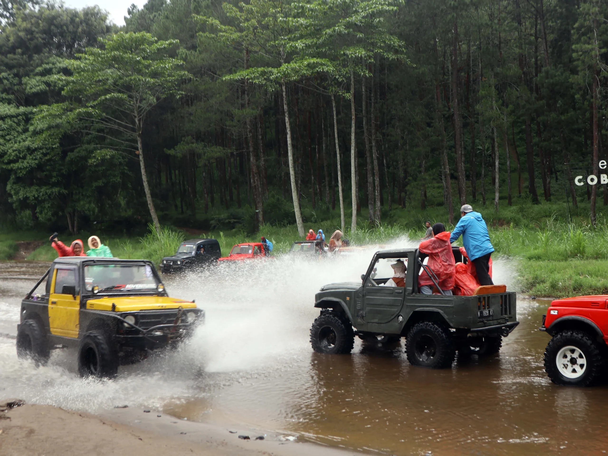 Rombongan peserta menikmati offroad jeep di jalur menantang Kota Batu