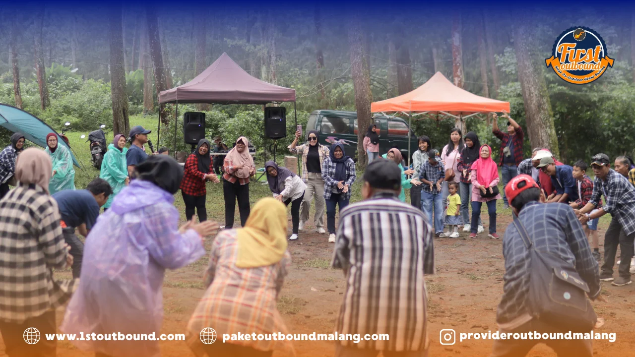 Peserta family gathering perusahaan di Pacet menikmati permainan kebersamaan tim bersama instruktur