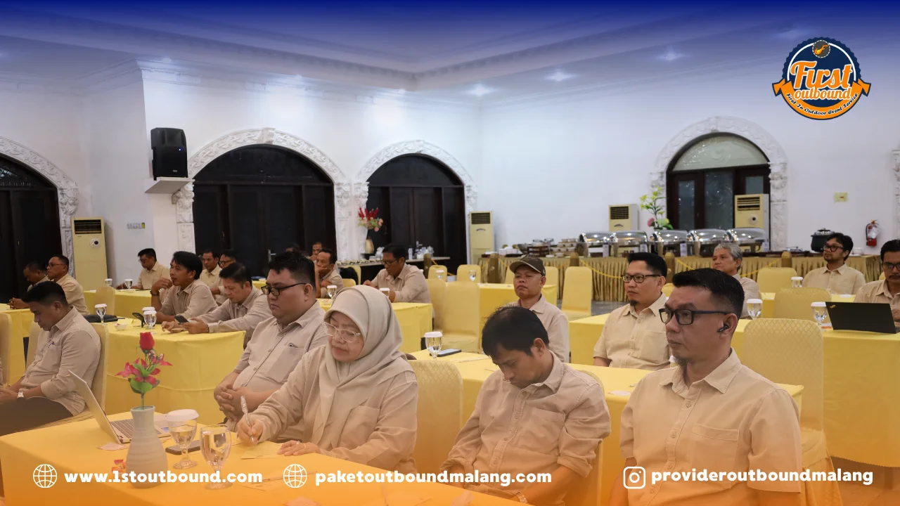 Sesi gathering dan meeting karyawan di area sejuk pegunungan Pacet Mojokerto