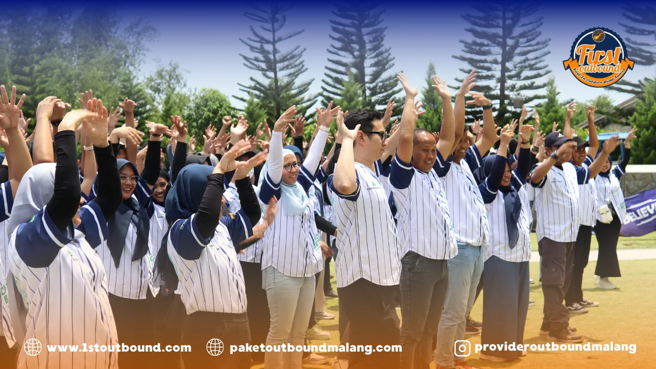 Peserta perusahaan bekerja sama menyelesaikan permainan team building dalam kegiatan outbound di Pacet