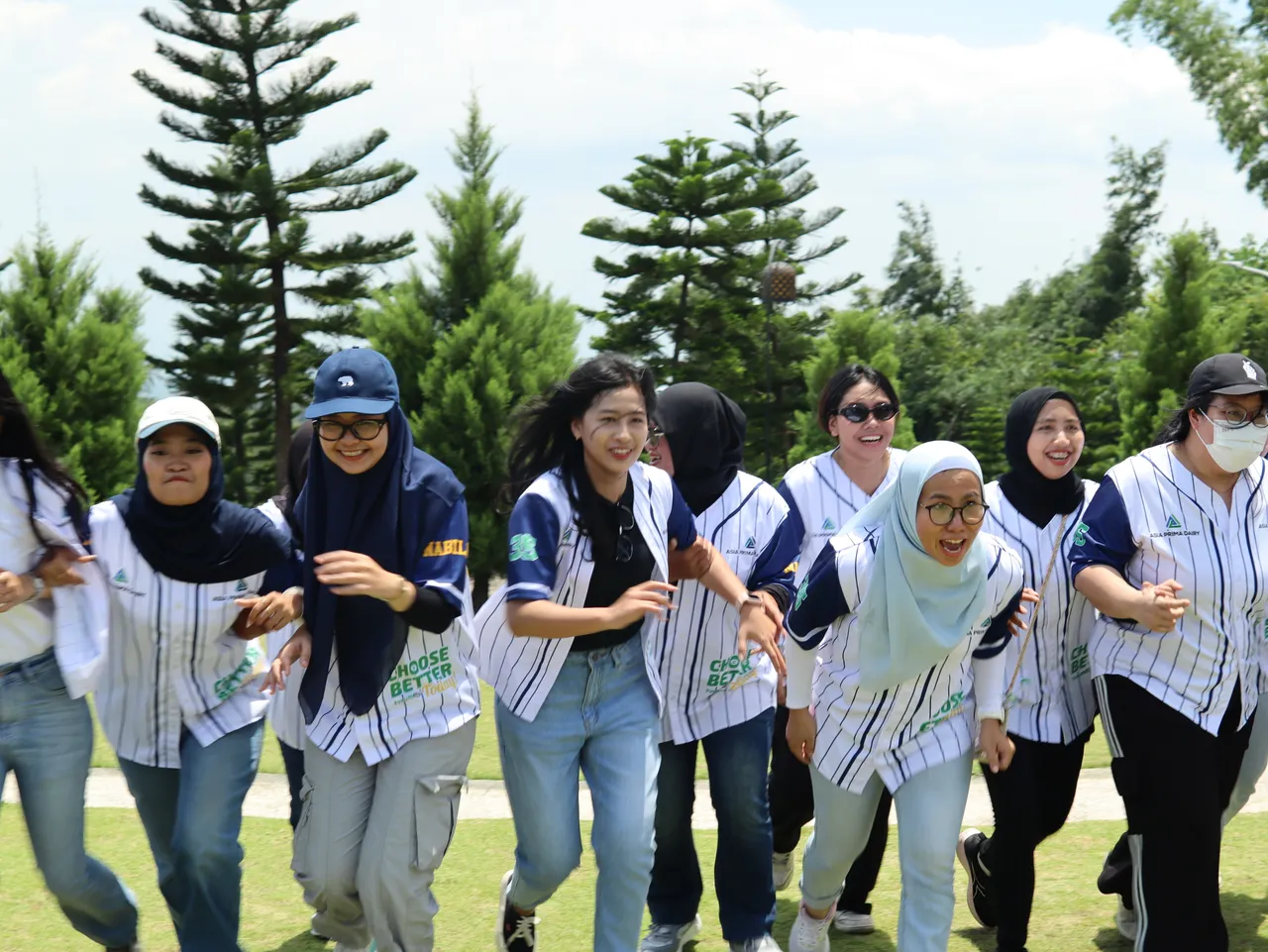 Rombongan peserta outbound di Batu menunggu giliran bermain di salah satu pos permainan
