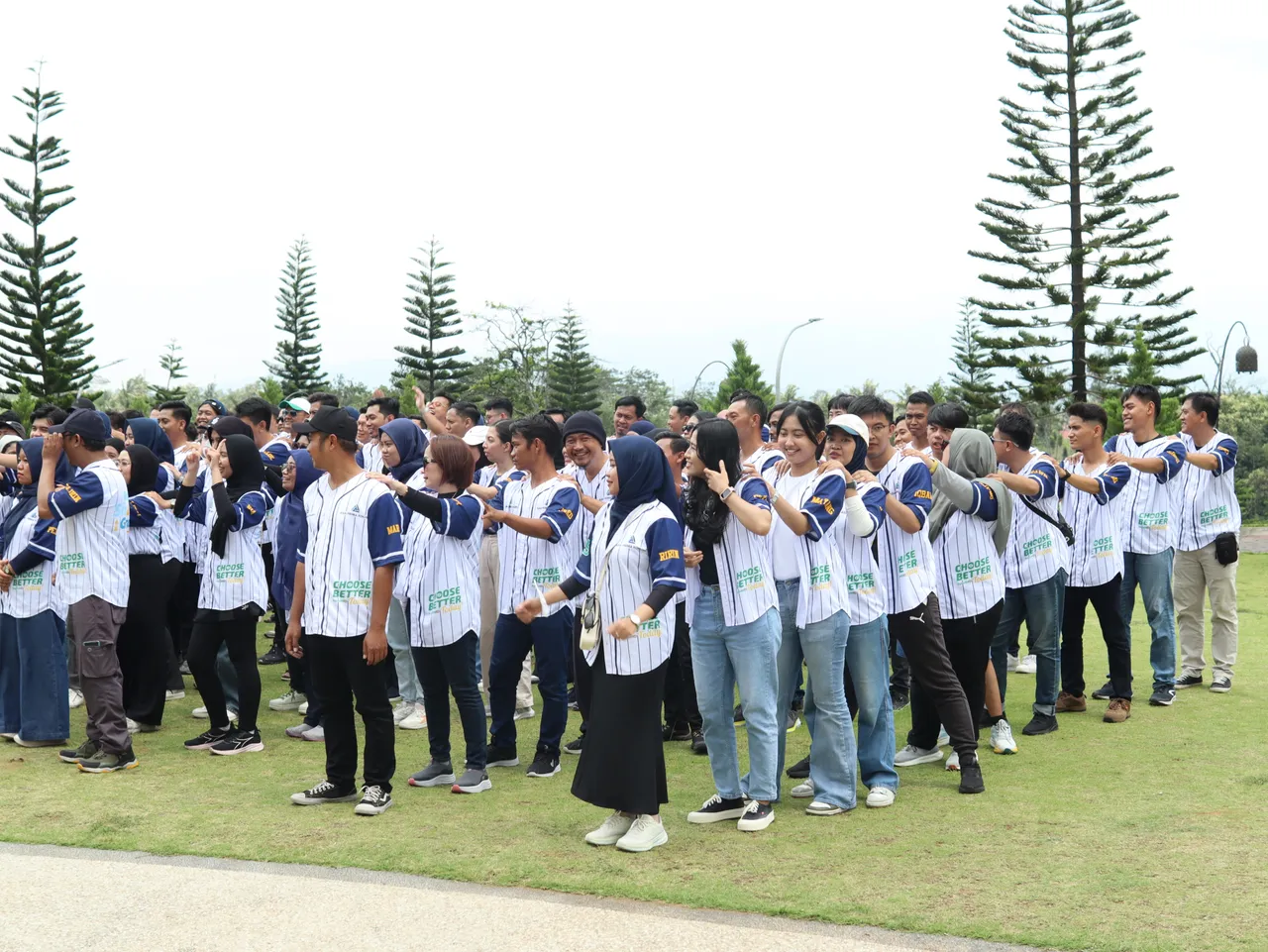 Seluruh peserta outbound di Batu terlibat bersamaan dalam satu permainan kelompok di lapangan terbuka