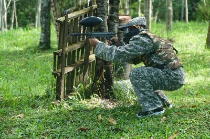 Peserta berseragam loreng dan bermasker saat sesi paintball program First Outbound di Yogyakarta